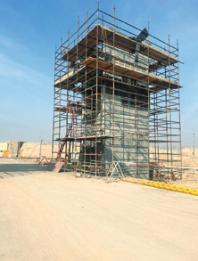 P04: هيكل مدخل واحد محاط بالسقالات